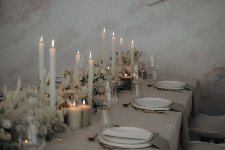 Hochzeitsplaner Hochzeitstisch mit Blumen und Kerzen