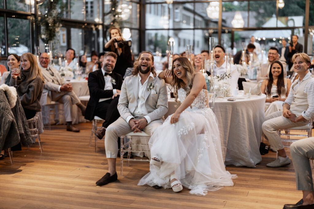 Braut und Bräutigam in einer luxuriösen Hochzeitslocation in Düsseldorf